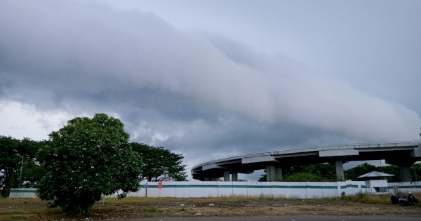 Pagi Tadi, Muncul Awan yang Tampak Menyerupai Gelombang Tsunami