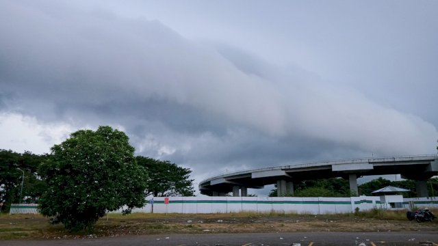 Fenomena Awan Arcus yang muncul di Kabupaten Maros, Sulsel, Senin (28/3/2022). (Abatanews/Wahyu Susanto)