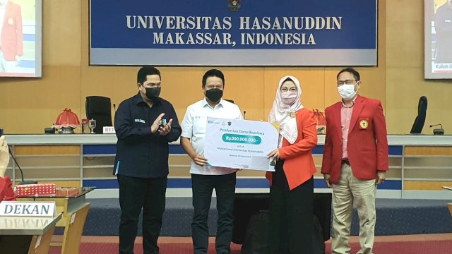 Menteri BUMN, Erick Thohir menghadiri kuliah umum di Unhas sekaligus menyaksikan pemberian beasiswa untuk mahasiswa berprestasi Unhas oleh BSI, Rabu (30/3/2022). (Abatanews/Imam Adzka)