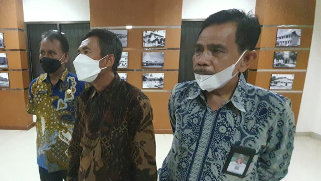 Wakil Rektor Bidang Kemahasiswaan dan Alumni UIN Alauddin Makassar Prof Dr Darussalam Syamsuddin (tengah) saat memberikan keterangan terkait aksi tawuran yang terjadi di kampus UIN beberapa hari lalu. (foto: ist)