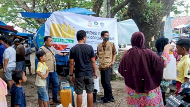 Dinas Perdagangan Kota Makassar menggandeng CV. Duta Abadi Jaya gelar operasi pasar minyak curah di Pasar Sambung Jawa Makassar, Kamis (31/3/2022). (Foto: ABATANEWS/Wahyuddin) 