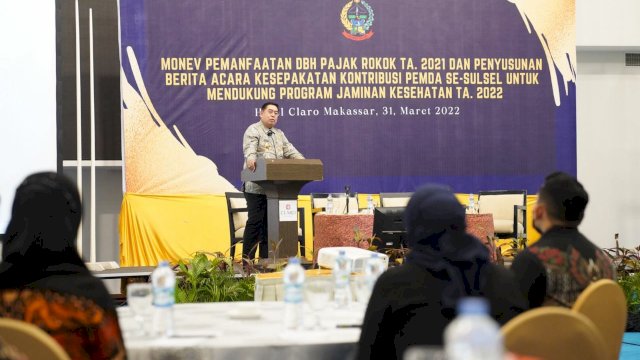 Sekertaris Daerah Provinsi (Sekprov) Sulsel, Abdul Hayat Gani, menyerahkan Laporan Keuangan (LK) Pemerintah Daerah (Unaudited) tahun anggaran 2021. (Foto: ABATANEWS/Wahyuddin) 