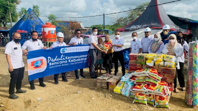 Penjabat Direksi PDAM Makassar mengunjungi korban kebakaran di Kota Makassar