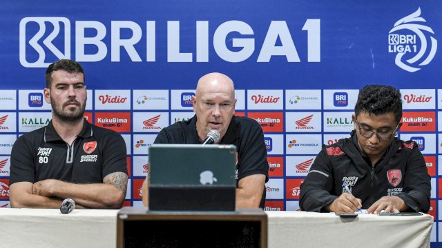 Pelatih PSM Makassar, Joop Gall (tengah) didampingi kapten PSM, Wiljan Pluim (kiri) dalam official statement secara virtual, Minggu (20/3/2022) jelang menghadapi Persija Jakarta, Senin (21/3/2022). (foto/official PSM)