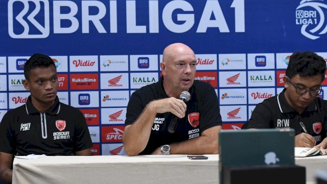 Pelatih PSM Makassar, Joop Gall (tengah) saat sesi official statement secara virtual, Selasa (29/3/2022) jelang menghadapi Arema FC, Rabu (30/3/2022). (foto/Official PSM Makassar)