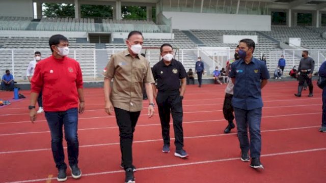 Menpora Zainudin Amali didampingi Ketua Umum PSSI, Mochamad Iriawan, Sekjen PSSI, Yunus Nusi dan Direktur Teknik Indra Sjafri saat meninjau latihan perdana Timnas Indonesia U-19 di Stadion Madya Jakarta, Rabu (2/3/2022). (foto: PSSI) 