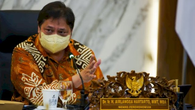 Ketua KPCPEN Airlangga Hartanto memaparkan penurunan angka kasus Covid-19 di Indonesia. (Istimewa) 