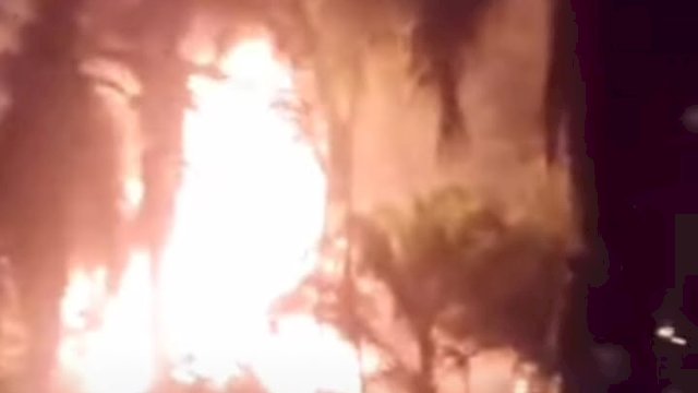 Tangkapan layar sumur minyak di Aceh terbakar. (@Aceh.viral)