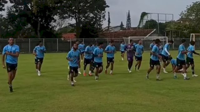 Skuad Persela Lamongan saat melakoni sesi latihan jelang menghadapi PSM Makassar di pekan 31 Liga 1 2021-2022 di Stadion Dipta, Bali, Senin (14/3/2022). (Official Persela Lamongan)