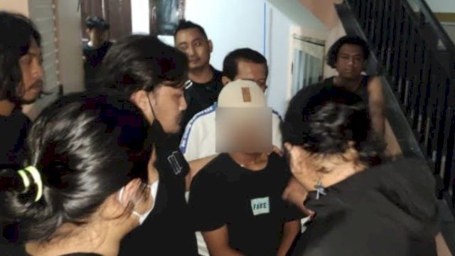 Polisi tangkap tiga pelaku yang diduga melepaskan anak panah dan menenai Aco (17) hingga tewas. (Polrestabes Makassar)