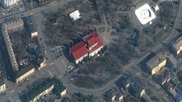 Gambar satelit menunjukkan pemandangan Teater Drama Mariupol lebih dekat sebelum pengeboman. (Reuters)