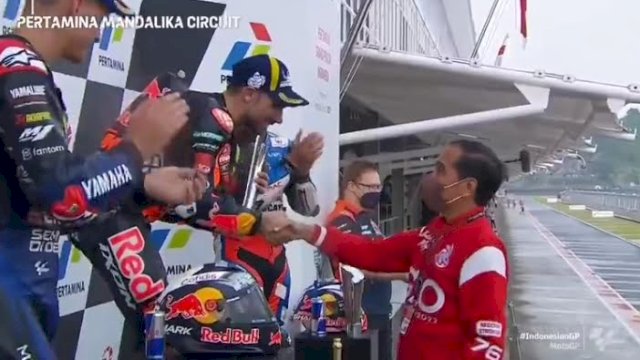 Presiden Joko Widodo secara resmi memberikan penghargaan kepada raider Red Bull KTM Factory Racing, Miguel Oliveira usai memenangkan race MotoGP Sirkuit Mandalika. 