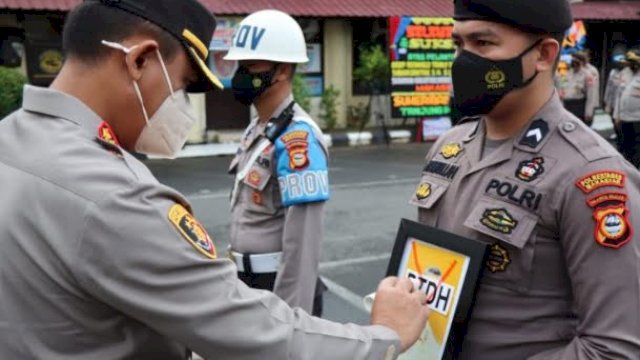 Dua personil Polrestabes Makassar mendapat penindakan tegas. Mereka dicopot dari jabatannya dengan status Pemberhentian Tidak Dengan Hormat (PTDH), Rabu (23/3/2022). (foto:Humas Polrestabes Makassar)