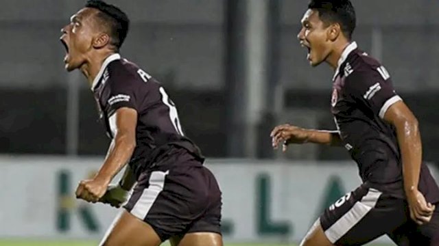 Selebrasi Ferdinand Sinaga usai mencetak gol ke gawang Persiraja Banda Aceh dalam duel pekan 33 Liga 1 2021-2022 yang berakhir 1-0 untuk PSM, Jumat (25/3/2022). (foto/official PSM Makassar)