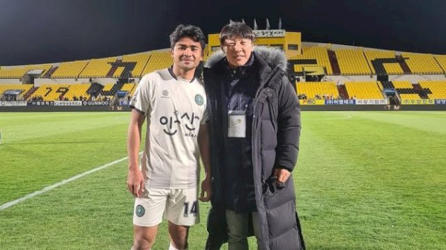 Pose Asnawi Mangkualam bersama Pelatih Timnas Indonesia, Shin Tae-yong usai laga Joennam Dragons versus Ansan Greeners dengan skor imbang 1-1, Sabtu (26/3/2022). (Ig:@shintaeyong7777)