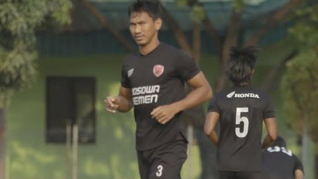 Pose bek PSM Makassar, Zulkifli Syukur saat mengikuti sesi latihan dengan tim dan diunggah di akun Instagram pribadinya beberapa waktu lalu. 