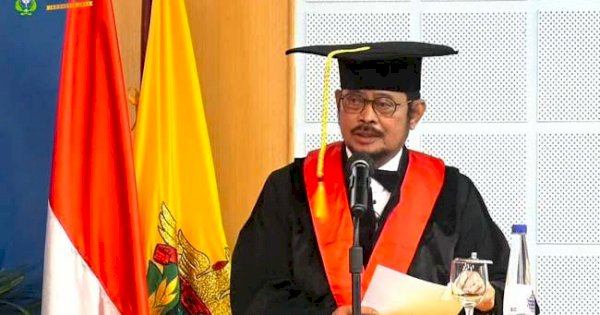 SYL Resmi Bergelar Professor Kehormatan FH Unhas