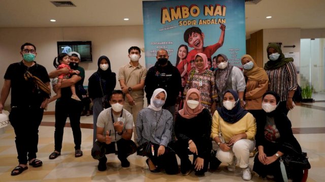 Kadispar Makassar Muhammad Roem nonton bareng film Ambo Nai' Supir Andalan Minggu (27/3/2022). (Foto: IST)