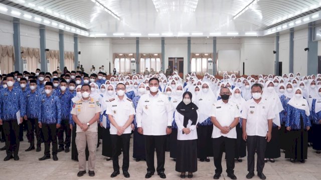 Bupati Maros Chaidir Syam berfoto bersama 203 PNS baru lingkup Pemerintahan Kabupaten Maros usai penyerahan SK PNS 100 persen di Gedung Serbaguna (30/3/2022). (Istimewa) 