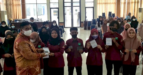 Bupati Maros Salurkan Bantuan KIP kepada 159 Mahasiswa