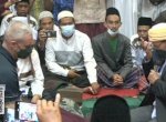 WNA Rusia Dituntun TGB Memeluk Agama Islam di Mataram