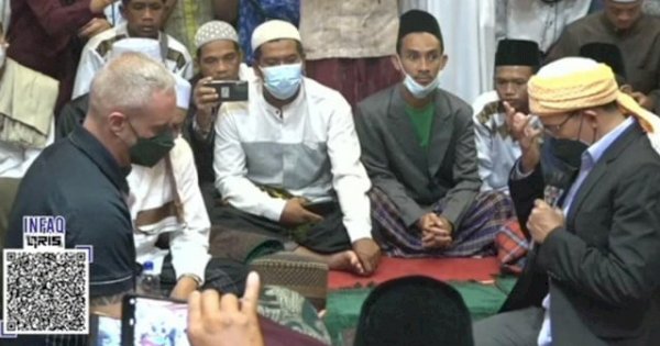 WNA Rusia Dituntun TGB Memeluk Agama Islam di Mataram