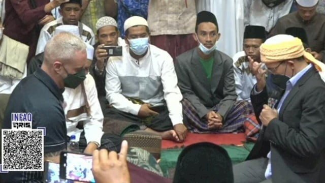 Warga negara Rusia, Roman Vittolsky mengucap syahadat sebagai tanda resmi memeluk agama Islam, yang dibimbing oleh Tuan Guru Bajang, di salah satu masjid di Mataram, pada Kamis (3/3/2022). (Istimewa) 