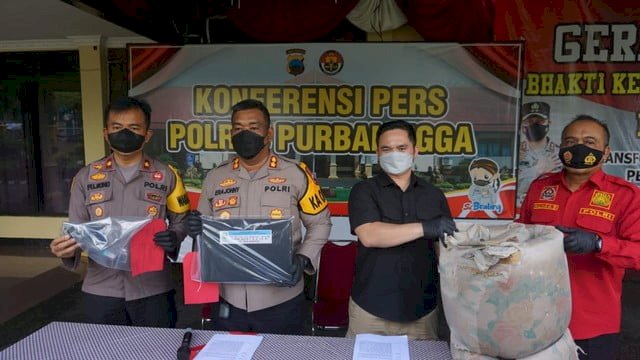 Konfrensi pers Polres Purbalingga terkait seorang guru SMP yang memperkosa 7 murid, di Mapolres Purbalingga, pada Rabu (9/3/2022). (Dok Polres Purbalingga) 