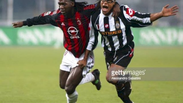 Clarence Seedorf (kiri/AC Milan) berjibaku dengan Edgar Davids (kanan/Juventus). (Foto: Getty Images) 