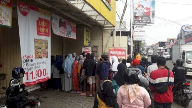 Ilustrasi - sejumlah ibu-ibu mengantri minyak goreng murah. (Foto: Istimewa) 