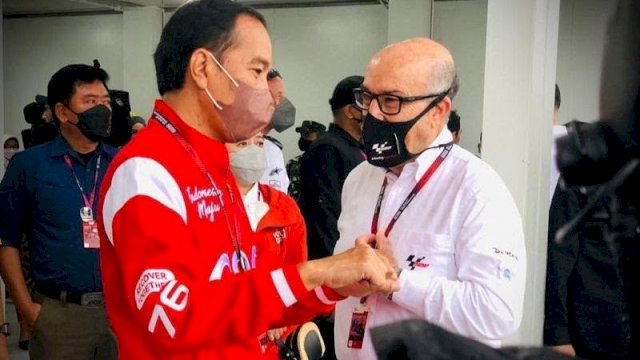 Presiden Jokowi dan CEO Dorrna Sports berbincang sebelum MotoGP Mandalika dimulai. (Foto: Setpres)