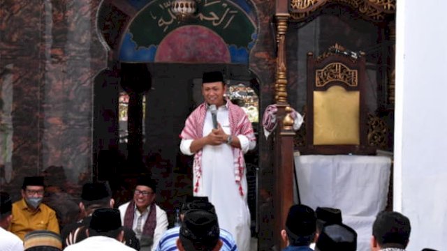 Bupati Takalar Syamsari saat salat Jumat di Masjid Tua Benteng Sanrobone. (Foto: IST)