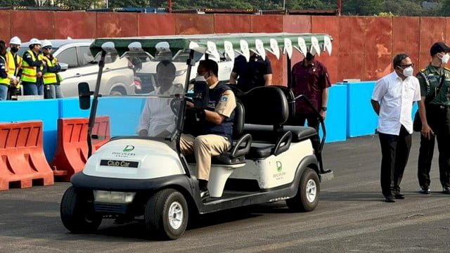 Presiden Joko Widodo (Jokowi) didampingi Gubernur DKI Jakarta Anies Basweda, meninjau sirkuti Formula E yang berada di kawasan Ancol, Jakarta Utara, pada Senin (25/4/2022). (Foto: Dok Panitia Formula E) 