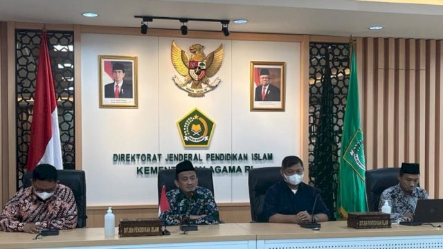 Direktur KSKK Madrasah M Isom Yusqi menjelaskan tentang pencairan dana BOS Madrasah tahap I di Jakarta. (Dok Kemenag) 