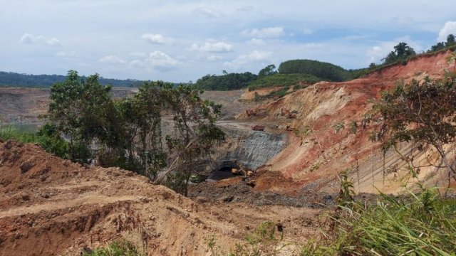 Sepanjang 3 kilometer jalan milik Provinsi Bengkulu yang ada di di Desa Gunung Payung, Kecamatan Pinang Raya, Kabupaten Bengkulu Utara, Provinsi Bengkulu tak dapat dimanfaatkan karena dikeruk perusahaan batu bara sejak tahun 2018. (Foto: Kompas.com) 