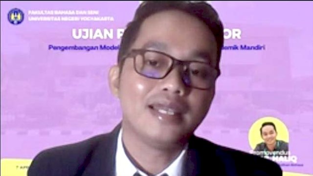 Dosen Universitas Negeri Makassar (UNM), Abdul Haliq resmi menyandang gelar doktoral usai melawati ujian promosi di Universitas Negeri Yogyakarta (UNY), yang berlangsung via online, pada Kamis (7/4/2022). (Tangkapan layar ujian promosi Abdul Haliq via Zoom) 