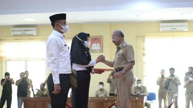 Bupati Jeneponto Iksan Iskan menyerahkan secara simbolik SK PPPK kepada guru, di ruang pola Panrannuanta, pada Selasa (26/4/2022). (Dok Humas Pemkab Jeneponto) 