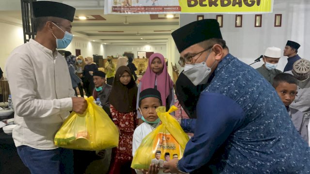 Anggota DPR RI Muhammad Fauzi membagikan sekitar 5000 paket sembako kepada warga di Dapilnya. (Foto: Dok Muh Fauzi)