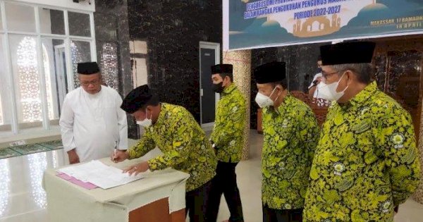 Kukuhkan Pengurus Masjid Al Ikhlas, DMI Sulsel Juga Serahkan Bantuan