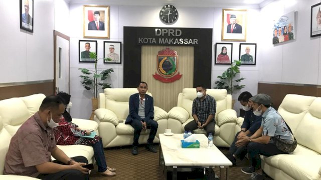 Komisioner Pemilihan Umum (KPU) Makassar menyodorkan satu nama Perggantian Antar Waktu (PAW) almarhum Abdi Asmara ke pihak DPRD Makassar bertempat di Kantor DPRD Makassar, Kamis (31/3/2022). (Abatanews/Imam Adzka)