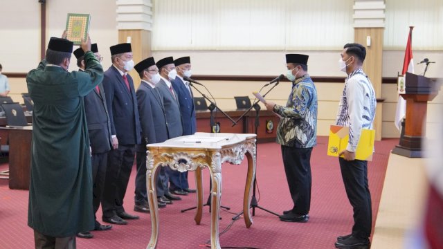 Gubernur Sulawesi Selatan (Sulsel) Andi Sudirman Sulaiman saat melantik Pimpinan Baznas Sulsel, di Ruang Rapat Pimpinan Kantor Gubernur Sulsel, Jumat (1/4/2022). (Abatanews/Imam Adzka)