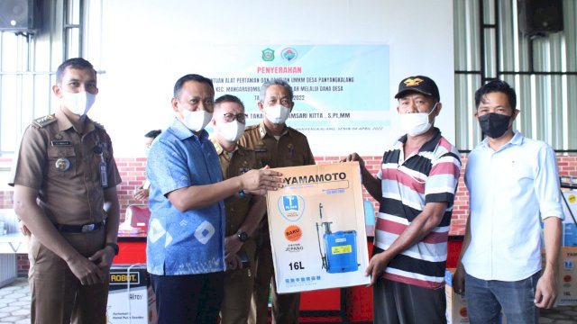 Bupati Takalar H. Syamsari menyerahkan bantuan ke petani secara simbolis di Lapangan Futsal Desa Panyangkalan, Senin (4/4/2022). (Abatanews/Imam Adzka)