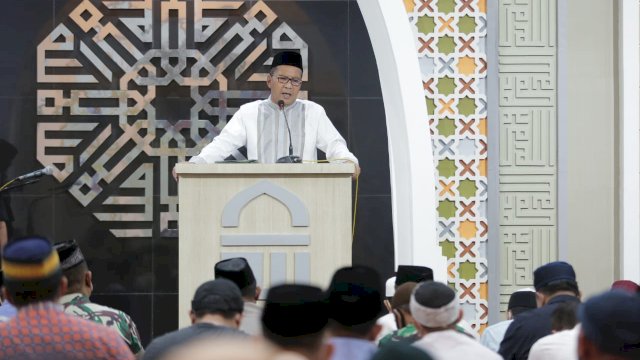 Wali Kota Makassar Moh ramdhan Pomanto melaksanakan Safari Ramadan dengan mengikuti shalat taraweh berjamaah di Masjid H Hamarung, Kelurahan Bonto Biraeng, Kecamatan Mamajang, Senin malam (4/4/2022). (Abatanews/Azwar)