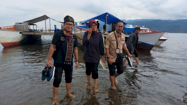 Kadisbudpar Sulsel Prof Muhammad Jufri (kanan), bersama Kadis Pariwisata Luwu Timur Andi Tabacina (tengah) dan Konsultan Jadesta Kemenparekraf RI Toni Bagus menenteng sepatu masing-masing saat berkunjung di Desa Wisata Danau Matano, Luwu Timur, akhir Maret lalu. (Abatanews/Wahyu Susanto)