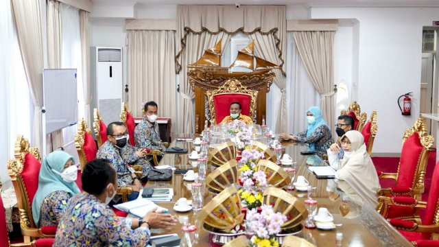 Gubernur Sulawesi Selatan (Sulsel) Andi Sudirman Sulaiman menerima audiensi Kepala Balai Besar instansi vertikal Kementerian PUPR Wilayah Sulawesi Selatan di Rumah Jabatan Wakil Gubernur Sulsel, Rabu (6/3/2022). (Abatanews/Imam Adzka)