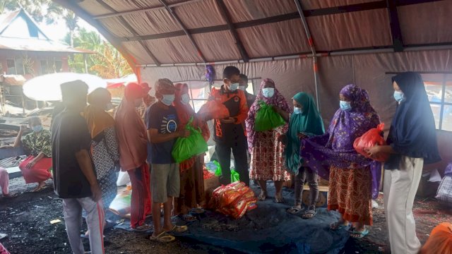 Pemerintah Provinsi Sulawesi Selatan (Sulsel) melalui instruksi Gubernur, Andi Sudirman Sulaiman ke BPBD Sulsel menyalurkan bantuan logistik kepada korban terdampak kebakaran di Kabupaten Jeneponto, Jumat (8/4/2022). (Abatanews/Imam Adzka)