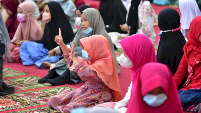 Para peserta terdiri dari murid TK dan SD sangat antusias mengikuti Kajian Anak, dengan tema Aku Dengar Surga Disiapkan untuk Anak Sholeh yang dilaksanakan Tim Penggerak PKK Sulsel bekerjasama dengan Andalan Mengaji, di Baruga Karaeng Pattingalloang, Sabtu (9/4/2022). Abatanews/Wahyuddin