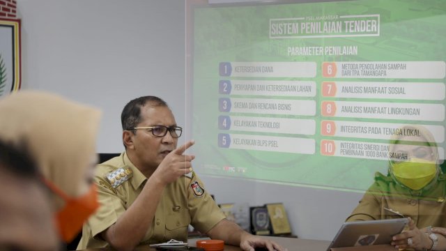 Wali Kota Makassar Moh Ramdhan “Danny” Pomanto bersama Sekda Muh Anshar serta beberapa pejabat terkait mengikuti rapat koordinasi bersama Dit Korsupgah Wilayah IV KPK RI secara virtual di War Room Meeting Lantai 10 Kantor Balaikota Makassar, Senin (11/4/2022). (Abatanews/Azwar)