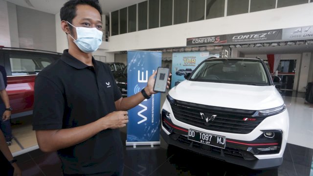 Pihak Wuling Kumala Pettarani Makassar memperkenalkan sejumlah fitur unggulan di Almaz RS. (Foto: IST)