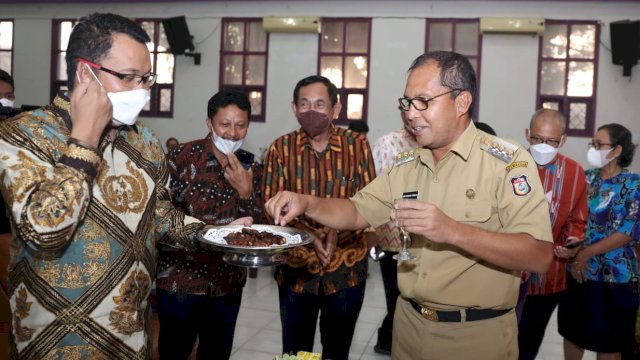 Wali Kota Makassar, Moh Ramdhan ‘Danny’ Pomanto saat disuguhkan hidangan buka puasa dalam acara serah terima jabatan dan badan pembina, pengurus, yayasan dan badan pengawas perbendaharaan perguruan theologia Indonesia timur Makassar periode 2022-2027, di Kapel Kebangkitan STT Intim, Selasa (12/4/22).